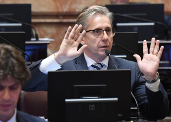 VISCHI DEVOLVÉ LA BANCA